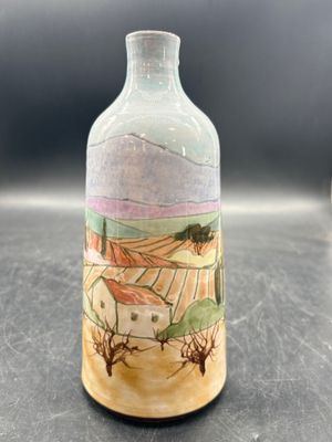 un petit vase avec un tableau posé sur une table