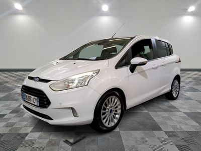 La Ford Fiesta blanche est garée sur un sol à damier.