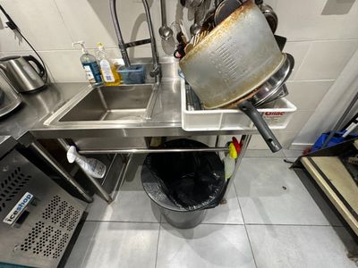 une photo d'une cuisine avec un évier et une bouilloire