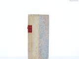 un livre posé sur une table blanche