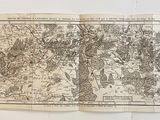une vieille carte dessinée sur un bout de papier accroché au mur