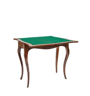 une table en bois avec un plateau vert sur fond blanc