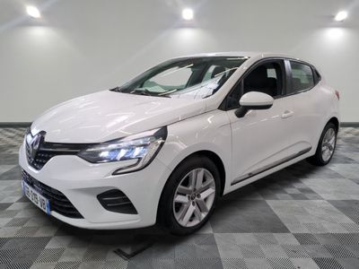 une voiture blanche est garée dans une pièce au sol à carreaux