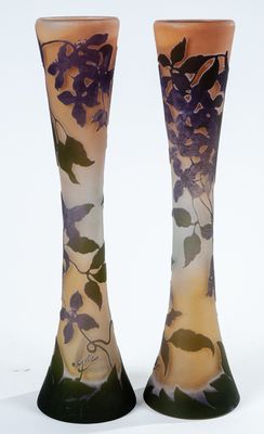 deux vases décorés de fleurs peintes