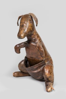 statue en bronze représentant un chien assis sur ses pattes arrière