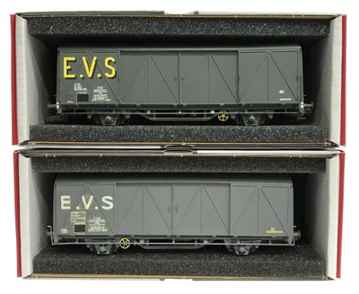 deux wagons qui se trouvent dans un box
