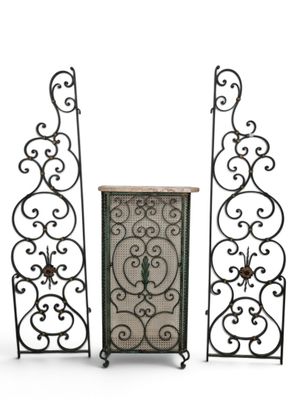 une paire de grilles en fer forgé surmontées d'une partie en bois