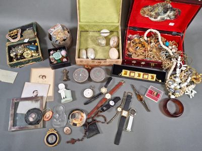 un grand nombre d'objets posés sur une table