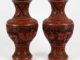 deux vases posés côte à côte sur une surface blanche