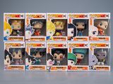 Six figurines différentes de Dragon Ball sont exposées dans une vitrine.