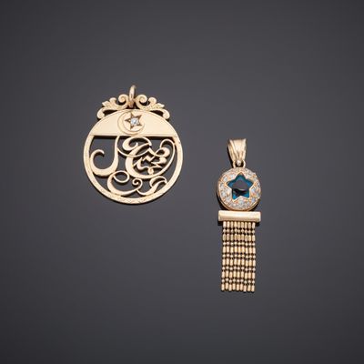 un pendentif en or avec une pierre bleue et une chaîne en or