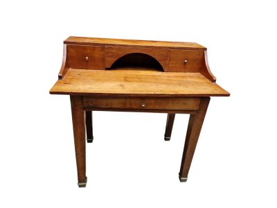 un petit bureau en bois surmonté d'un tiroir