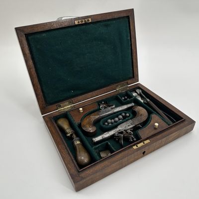 Coffret renfermant une paire de petits pistolets de duel et …