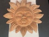 une photo d'une serviette de table ornée d'un soleil décoratif