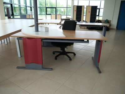 ensemble de 4 bureaux , 3 caissons, et une chaise de bureau,…