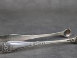 une cuillère en argent ornée d'une fleur, posée sur une table