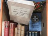 une boîte pleine de livres posée sur une table