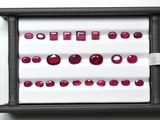 une photo montrant un assortiment de rubis dans un coffret