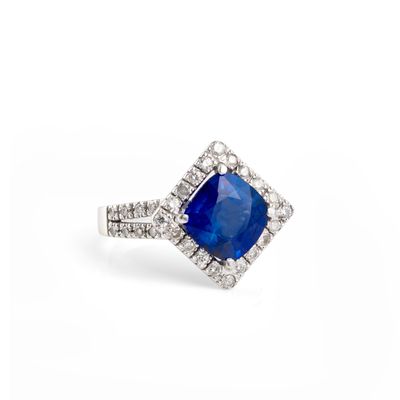 bague en saphir bleu et diamant sur fond blanc