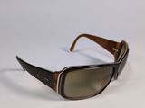 une image représentant une paire de lunettes de soleil posée sur une surface blanche