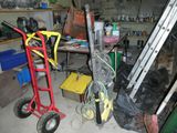un diable rouge et un diable jaune dans un garage