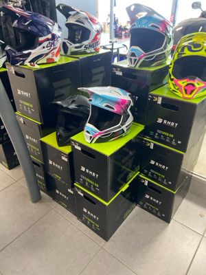 Des cartons de casques sont empilés les uns sur les autres dans un magasin