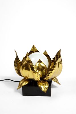 lampe « Lotus doré » avec une boule en verre sur un socle noir