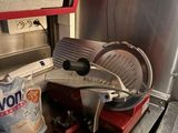 une machine dans laquelle se trouve un sac de nourriture