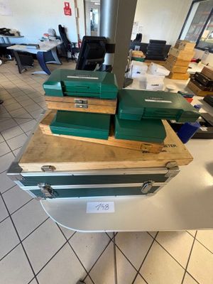 une pile de cartons posée sur une table dans une pièce