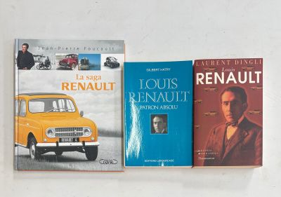 trois livres posés sur une table