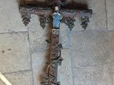une croix au sol sur laquelle est collé un autocollant
