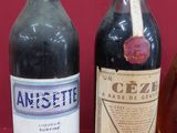 trois bouteilles de vin sont posées les unes à côté des autres sur une surface rouge