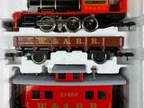 un train rouge et noir présenté dans une boîte blanche