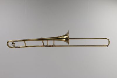 un vieux trombone en laiton suspendu au plafond