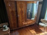 une chambre avec un lit et une commode