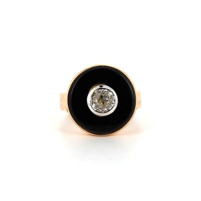 une image représentant une bague ornée d'une pierre noire et d'un diamant blanc