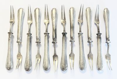 beaucoup de fourchettes et de cuillères sur la table