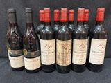 plusieurs bouteilles de vin sont alignées sur une table