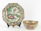 une paire d'assiettes chinoises de style « famille » et un bol