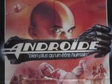 une vieille affiche de cinéma représentant un homme tenant un pistolet devant un groupe de personnes