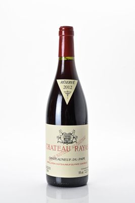 une bouteille de vin posée sur une table