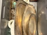 beaucoup de plats dans un récipient en métal