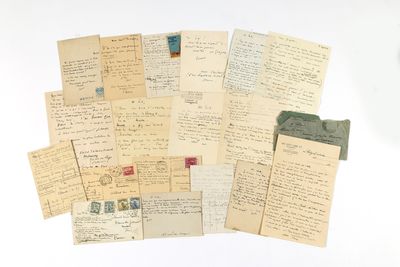une pile de vieilles lettres et d'enveloppes posée sur une table