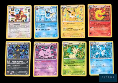 gros plan d'un paquet de cartes pokemon sur une table