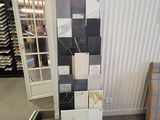 une présentation de carreaux de différentes couleurs dans un magasin