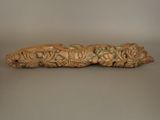 une image représentant un objet sculpté sur une surface grise
