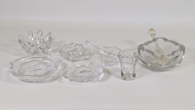 de nombreux objets en verre posés sur une surface blanche