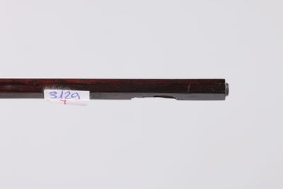 un gros plan d'une pipe en bois sur laquelle est apposée une étiquette