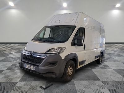 la photo d'une camionnette blanche sur un sol en damier