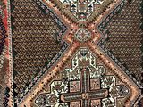 un gros plan sur un tapis orné d'un motif en forme de croix